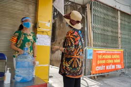 Lực lượng phụ nữ phường Bạch Mai tham gia chốt trực kiểm soát tại địa bàn. (Ảnh: Minh Hiếu/Vietnam+)