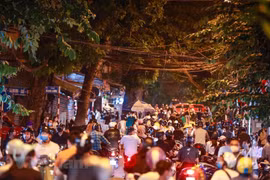 Người dân ào ra đường chơi Trung Thu ngay khi nới giãn cách xã hội