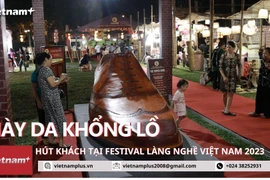 Giày da khổng lồ hút khách tại Festival làng nghề Việt Nam 2023 