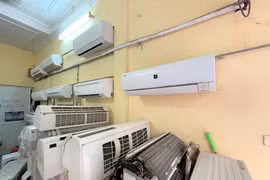 Hàng Nhật bãi đã xuất hiện từ vài chục năm và được đông đảo người Việt lựa chọn sử dụng. (Ảnh: M.H/Vietnam+)