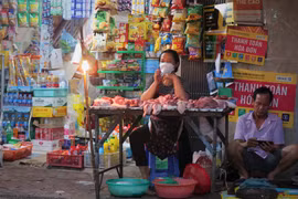 Giá thịt lợn đang tăng cao làm ảnh hưởng đến cả tiểu thương buôn bán lẫn người tiêu dùng. (Ảnh: Minh Hiếu/Vietnam+)