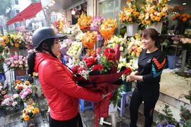 Giá hoa tươi phục vụ cho dịp 8/3 bắt đầu rục rịch tăng. (Ảnh minh hoạ: Minh Hiếu/Vietnam+)