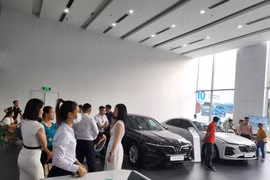 Các đại lý kinh doanh xe VinFast đang giảm giá sâu nhiều mẫu xe chạy xăng. (Ảnh: PV/Vietnam+)
