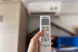 Sử dụng các thiết bị chuyên dụng như điều hòa (chế độ khô), máy hút ẩm để căn phòng khô ráo trong những ngày ẩm ướt. (Ảnh: PV/Vietnam+)