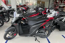Vision và loạt mẫu xe máy khác của Honda quay đầu tăng giá trở lại. (Ảnh: PV/Vietnam+)