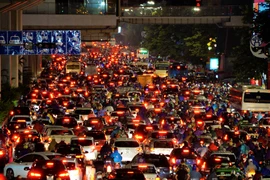 [Photo] Đường phố Hà Nội tắc cứng trong cơn mưa chiều 22/9