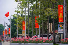 [Photo] Đường phố Hà Nội tưng bừng cờ hoa đón lễ 30/4-1/5 