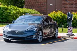 Mẫu xe ôtô điện Tesla tại một trạm sạc. (Ảnh nguồn: Tesla)