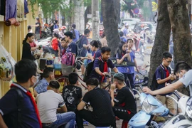 [Photo] Người dân Hà Nội vẫn chủ quan, vi phạm về phòng dịch COVID-19