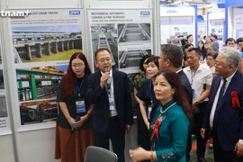 Các doanh nghiệp môi trường đến từ Busan đã giới thiệu tới đại biểu, khách tham quan triển lãm những sản phẩm hiện đại, tiên tiến của mình. (Ảnh: Minh Hiếu/Vietnam+)