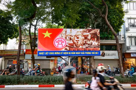 Hà Nội rực rỡ màu cờ đỏ sao vàng mừng ngày kỷ niệm Giải phóng Thủ đô 