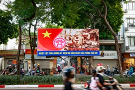 Hà Nội rực rỡ màu cờ đỏ sao vàng mừng ngày kỷ niệm Giải phóng Thủ đô 