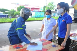 Người dân phải khai báo y tế tại các chốt kiểm soát ra vào thành phố Hải Dương. (Ảnh: Mạnh Minh/TTXVN)