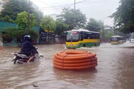 Đường Tôn Đức Thắng (thành phố Vĩnh Yên, tỉnh Vĩnh Phúc) bị ngập do mưa lớn. (Ảnh: Hoàng Hùng/TTXVN)