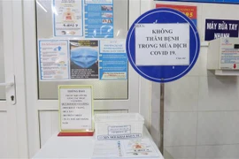 Bảng cấm thăm bệnh tại Khoa Nội điều trị theo yêu cầu, Bệnh viện Thống Nhất. (Ảnh: Đinh Hằng/TTXVN)