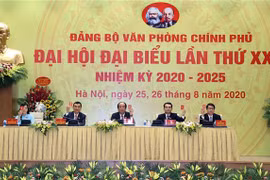 Các đại biểu biểu quyết thông qua Báo cáo thẩm tra tư cách đại biểu tham dự đại hội. (Ảnh: Thống Nhất/TTXVN)