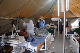 Nhân viên y tế chăm sóc bệnh nhân mắc COVID-19 tại một bệnh viện ở Pretoria, Nam Phi. (Ảnh: AFP/TTXVN)