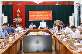 Phó Bí thư Tỉnh ủy, Chủ tịch UBND tỉnh Bùi Văn Khánh phát biểu kết luận tại buổi làm việc. (Nguồn: Báo Hòa Bình)