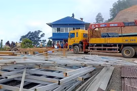 Lực lượng chức năng tháo dỡ công trình xây dựng trái phép trên đèo Đại Ninh. (Ảnh: Nguyễn Thanh/TTXVN)
