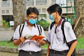 Thí sinh tại điểm Trường Trung học phổ thông Lê Quý Đôn (Quận 3, Thành phố Hồ Chí Minh) thi môn Ngữ văn sáng 9/8. (Ảnh: Hồng Giang/TTXVN)