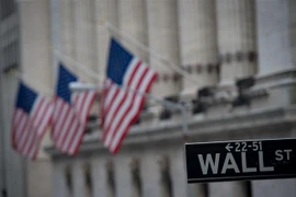Biển tên phố Wall gần Sàn giao dịch chứng khoán New York, Mỹ. (Ảnh: AFP/TTXVN)