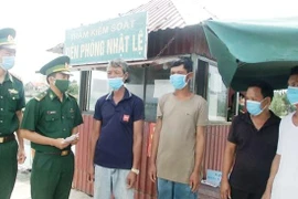 Cán bộ Đồn Biên phòng Nhật Lệ, Bộ Chỉ huy Bộ đội Biên phòng Quảng Bình tặng quà động viên và chia sẻ với chủ tàu cá gặp nạn. (Ảnh: Võ Dung/TTXVN)