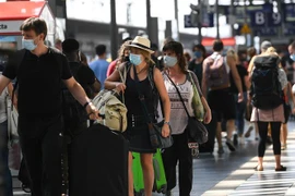 Hành khách đeo khẩu trang phòng lây nhiễm COVID-19 tại nhà ga tàu hỏa ở Frankfurt, Đức. (Ảnh: THX/TTXVN)