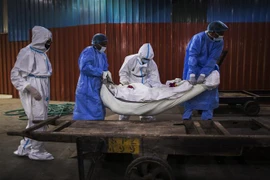 Chuyển thi thể bệnh nhân tử vong do COVID-19 tại New Delhi, Ấn Độ. (Ảnh: AFP/TTXVN)