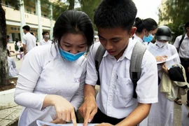 Các thí sinh thảo luận sau khi hoàn thành bài thi. (Ảnh: Hồng Đạt/TTXVN)