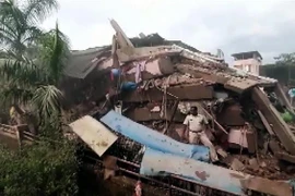 Hiện trường vụ sập nhà tại Mahad, bang Maharashtra, Ấn Độ. (Ảnh: ANI/TTXVN)