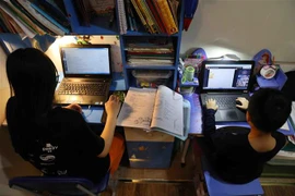 Học sinh học trực tuyến trong thời gian giãn cách xã hội phòng chống dịch COVID-19. (Ảnh: TTXVN)