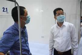 Phó Bí thư Thường trực Thành ủy Đà Nẵng Nguyễn Văn Quảng kiểm tra công trình Bệnh viện dã chiến tại Cung thể thao Tiên Sơn. (Ảnh: Văn Dũng/TTXVN)