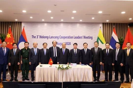 Thủ tướng Nguyễn Xuân Phúc, Chủ tịch ASEAN 2020, và các đại biểu tham dự Hội nghị Cấp cao Hợp tác Mekong-Lan Thương lần thứ ba tại điểm cầu Hà Nội. (Ảnh: Thống Nhất/TTXVN)