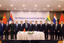 Thủ tướng Nguyễn Xuân Phúc, Chủ tịch ASEAN 2020, và các đại biểu tham dự Hội nghị Cấp cao Hợp tác Mekong-Lan Thương lần thứ ba tại điểm cầu Hà Nội. (Ảnh: Thống Nhất/TTXVN)
