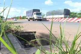 Nắp hố ga bị mất cắp hai bên đường gây nguy hiểm cho người tham gia giao thông. (Ảnh: Đậu Tất Thành/TTXVN)