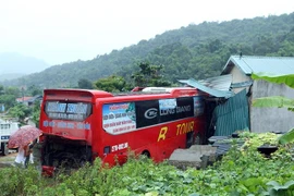 Hiện trường vụ tai nạn xe khách trên Quốc lộ 279 (Điện Biên). (Ảnh: Phan Tuấn Anh/TTXVN)