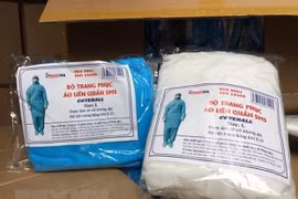 Trang phục phòng dịch giả mạo nhãn hiệu của Công ty Phúc Hà. (Nguồn: TTXVN)