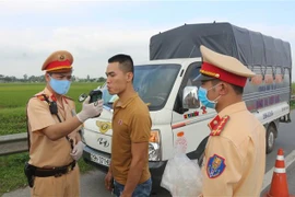Lực lượng Cảnh sát giao thông Hà Nam kiểm tra nồng độ cồn người điều khiển phương tiện giao thông đường bộ. (Ảnh: TTXVN)