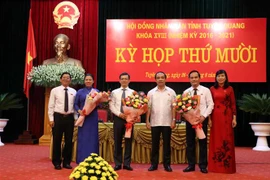 Bí thư Tỉnh ủy Tuyên Quang Chẩu Văn Lâm (thứ 4 trái sang) và lãnh đạo Hội đồng Nhân dân tỉnh Tuyên Quang tặng hoa chúc mừng Chủ tịch và hai Phó Chủ tịch Ủy ban Nhân dân tỉnh Tuyên Quang. (Ảnh Quang Đán/TTXVN)