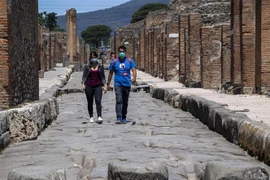 Khách thăm quan khu di tích Pompei của Italy ngày 26/5, ngày đầu tiên mở cửa trở lại sau một thời gian ngừng đón khách do dịch COVID-19. (Ảnh: AFP/TTXVN)