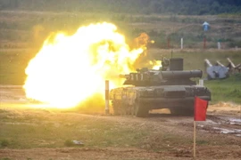 Các kíp xe tăng Nga đã thực hiện thuần thục các thao tác điều khiển xe qua các loại địa hình, xạ kích chính xác trong các điều kiện phức tạp, dội bão lửa vào các mục tiêu đối phương giả định ở các cự ly khác nhau. (Ảnh: Trần Hiếu/TTXVN)