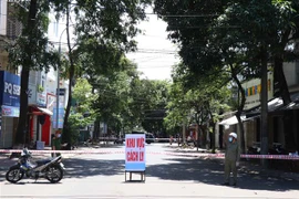 Cơ quan chức năng tiến hành phong tỏa khu dân cư có bệnh nhân nhiễm COVID-19 đoạn từ ngã tư Hoàng Diệu-Lý Thường Kiệt đến ngã tư Hoàng Diệu-Hai Bà Trưng, phường Thắng Lợi. (Ảnh: Tuấn Anh/TTXVN)