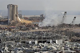 Cảnh tan hoang sau vụ nổ kinh hoàng ở khu cảng thủ đô Beirut, Liban. (Ảnh: AFP/TTXVN)