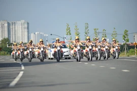 Các nữ chiến sỹ Cảnh sát giao thông triển khai đội hình. (Ảnh: Thành Chung/TTXVN)