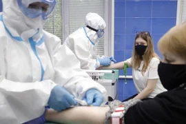 Tiêm phòng vắcxin ngừa bệnh COVID-19 cho người dân ở Nga. (Ảnh: Moskva News Agency/TTXVN)