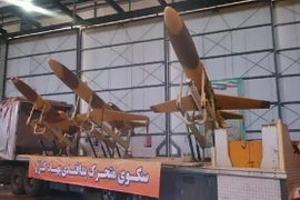 Iran giới thiệu tên lửa đất đối đất mới và tên lửa tầm thấp mới tại Tehran. (Ảnh: IRNA/TTXVN)