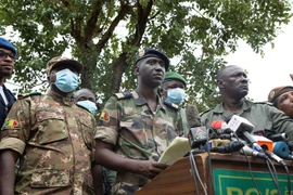 Phó Tư lệnh đồng thời là người phát ngôn của lực lượng binh biến Mali Ismael Wague (giữa) trong cuộc họp báo ở Kali ngày 19/8. (Ảnh: AFP/TTXVN)