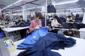 Sản xuất sản phẩm may mặc xuất khẩu tại Công ty cổ phần may và dịch vụ Hưng Long (huyện Mỹ Hào, Hưng Yên). (Ảnh: TTXVN)