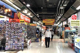 Người dân thủ đô Bangkok đi mua sắm sau khi các biện pháp phong tỏa phòng chống COVID-19 được nới lỏng. (Ảnh: Ngọc Quang/TTXVN)