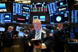 Giao dịch viên tại Sàn giao dịch chứng khoán New York, Mỹ. (Ảnh: AFP/TTXVN)